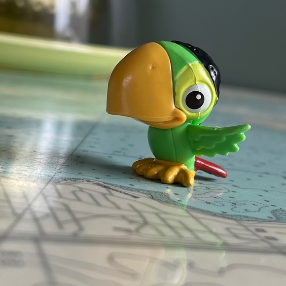 2011 Skully Parrot from Jake and The Neverland Pirates Disney Figurine - Picture 2 of 4